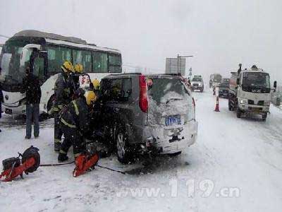 组图：暴雪天小轿车撞中巴 消防冒雪救人