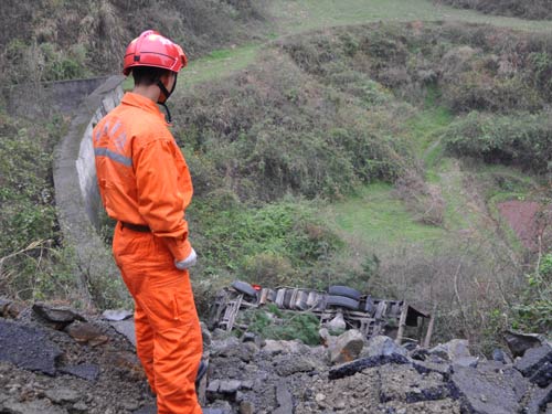 货车翻下路坎两人被困 剑河消防紧急出动