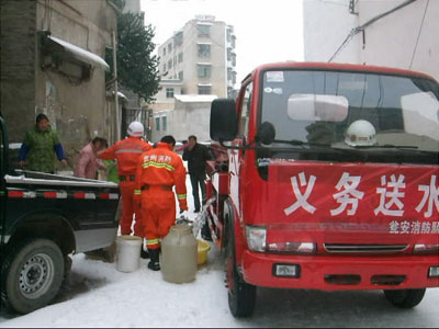 风雪无阻 瓮安消防为孤寡老人送水上家