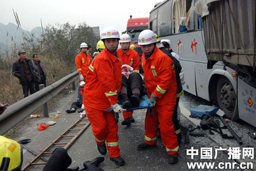 组图：广邻高速重大车祸33人被困 消防急救