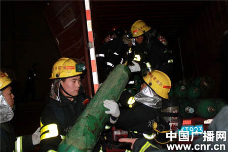 福建一货车隧道起火 100氢气瓶泄露/图