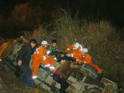 小轿车翻下山沟1死1伤 松桃消防紧急救援