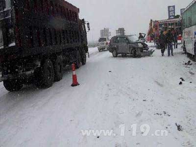 组图：暴雪天小轿车撞中巴 消防冒雪救人