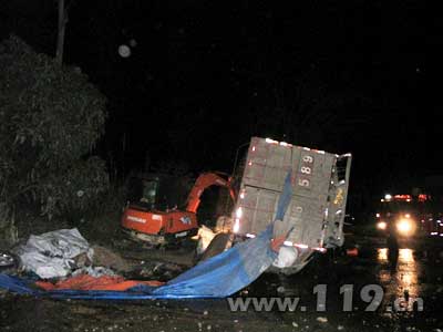 组图：侧翻大货压住两车 消防排油救人