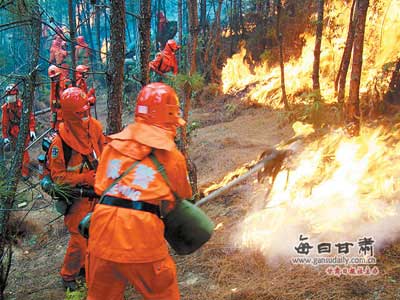 组图：临危受命甘肃武警再战云南火场