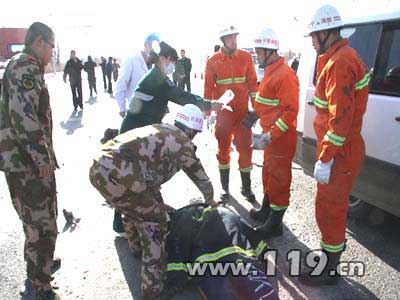 组图：大挂撞奔驰困9人 救援与时间赛跑