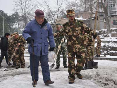 组图：消防兵为民开路 不畏严寒铲冰除雪