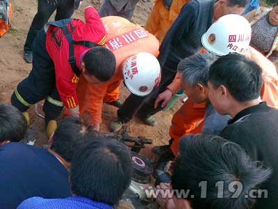 组图：耕地村民被翻土机咬住消防紧急救援