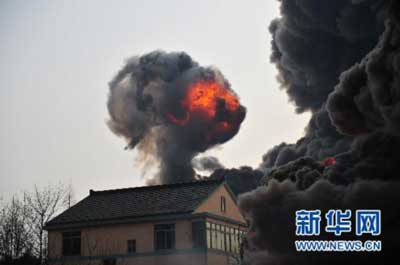 组图：无锡化工厂爆炸 80名消防员赶赴现场