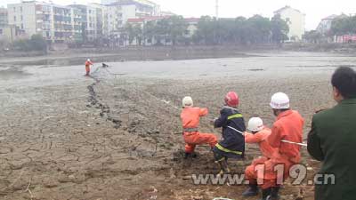 组图：男子陷入池塘淤泥 消防抛绳救助