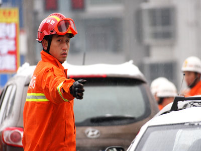 组图：消防兵为民开路 不畏严寒铲冰除雪