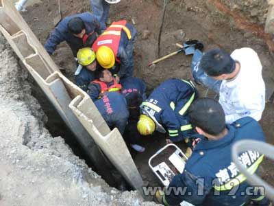 组图：工地塌方1人被埋 消防成功救出