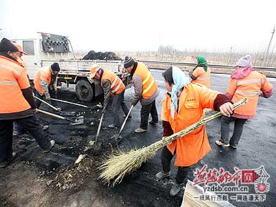 凌晨唐港高速罐车起火 封闭道路5小时