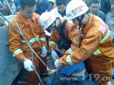 组图：工人手指绞断困40米高空 消防急营救