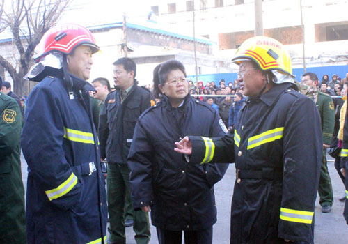 组图：长春消防奋战百分钟扑灭温州商城火灾