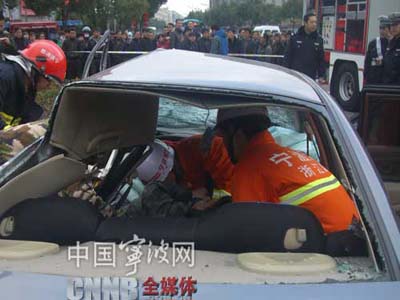 公交车与轿车相撞 轿车司机已死亡/图