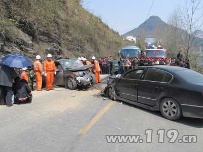 组图：两车路中相撞 消防巧妙破拆救5人