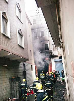 太原旧晋祠路南屯一居民自建楼突发火灾