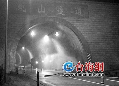 泉三高速公路15吨有毒纯苯大量泄漏/图