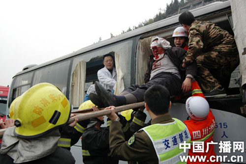 组图：广邻高速重大车祸33人被困 消防急救