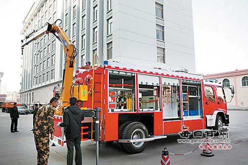 兰州添两台新战车 AT多功能主战消防车入驻