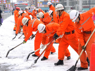 组图：消防兵为民开路 不畏严寒铲冰除雪