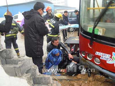 组图：公交紧卡电瓶车 消防雨天紧急救人