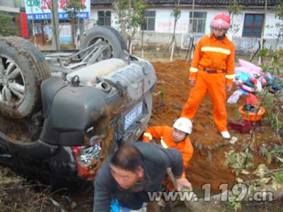 组图：饮酒醉驾致仰翻水沟 江西消防救3人