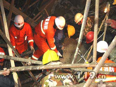 组图：水泥厂磨机楼坍塌2死1伤 1人失踪