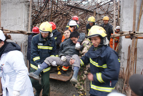 组图：在建粮库坍塌2死9伤 邵阳消防急救