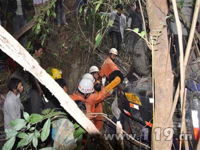 组图：甘蔗车翻下山 消防徒步进山底救人