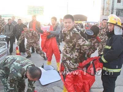 组图：氨气泄漏 消防队员三进车间排险