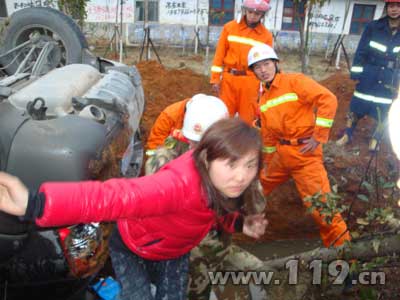 组图：饮酒醉驾致仰翻水沟 江西消防救3人