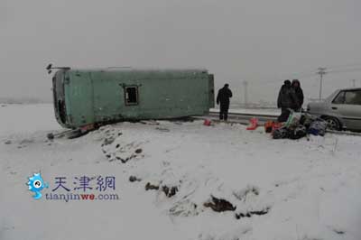 超载车雪路冒险 车翻人伤砸窗逃出（图）