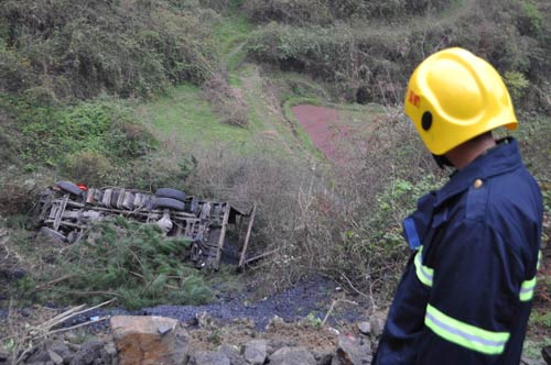 货车翻下路坎两人被困 剑河消防紧急出动