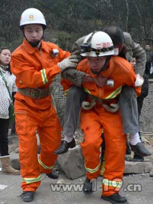 货车撞客车4死19伤 仁怀消防及时救出/图