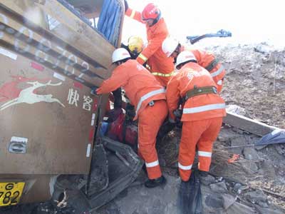 组图：永昌特大交通事故导致2死10伤