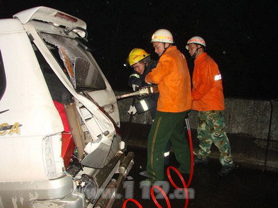 沈海高速交通事故7死1伤 消防急救伤员