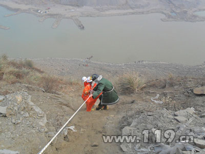 组图：面包车滚下山坡3死2伤 消防急救援