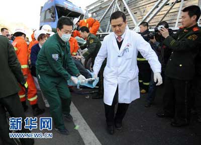 组图：兰州9车连撞交通事故 2人死亡