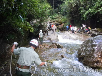 组图：26名驴友被困山中 南宁消防急救