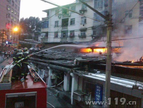 湖北汽院门口小饭店发大火 消防及时扑灭