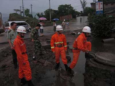 突降大雨水淹民宅 消防20分钟退水排险/图