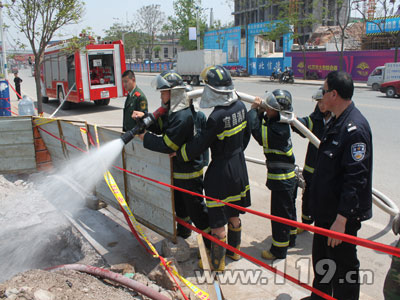 组图：工地煤气泄漏 消防两小时巧排险