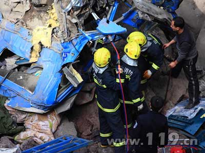 组图：大货冲下陡坡司机当场亡 消防艰难救