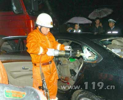 316国道两车相撞困7人 消防雨中紧急救/图