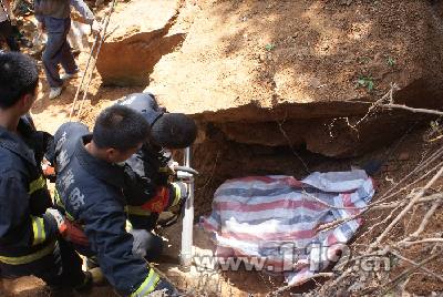 突发山体滑坡1死1伤 温州平阳消防急救