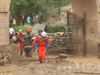 山洪突袭葡萄沟景区千人被困 消防急救