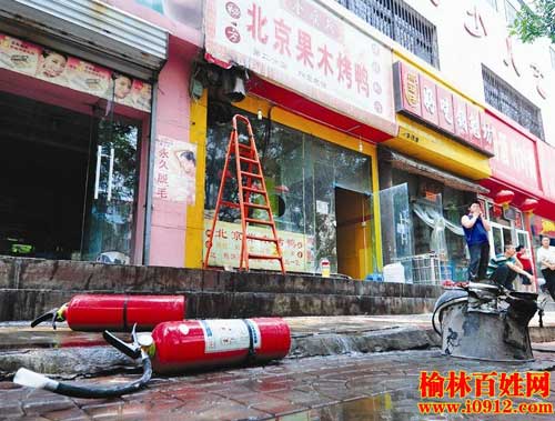 太原一烤鸭店油垢起火 消防水枪灭火/图