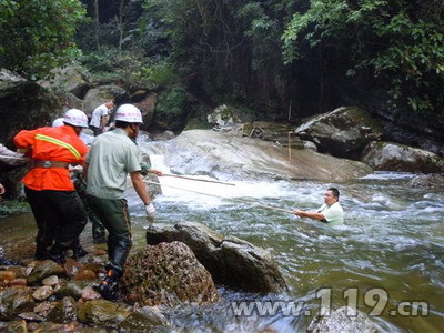 组图：26名驴友被困山中 南宁消防急救